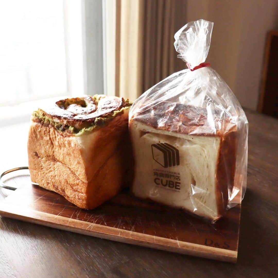 阿部晋也のインスタグラム：「パン投稿🍞  だいぶ久しぶりのパンです。 相変わらず沢山食べてますが、写真撮る前に食べちゃったりとか、撮って放置とかそんなんでした😅 もっと頑張ります🍞  1枚目 角食専門店CUBEのデニッシュ食パンと抹茶ミルクとあずき CUBEさんの食パンは種類豊富でいつも迷ってしまいますが、この日は北海道地元角食の他に初めて食べるこの2種類を購入。 抹茶ミルクとあずきは焼き上がったばかりだったので、ついつい買ってしまいました。笑 どちらも美味です🙆‍♂️  2枚目 一本堂の一本堂ぷれーんと生クリーム食パン。 こちらは割と近所にあるのでちょくちょく、いや、しょっちゅう行ってます。笑 買いやすい値段でとても美味しいです！ だいたい月毎に焼き上がり時間の紙をもらえるので、休みの日は焼きたてを狙い撃ち出来るのもありがたいです🤤  他にも載せたいパンはありますが、また次回にとっておきます🍞🤚🏼笑  #パン #食パン #角食専門店cube #一本堂食パン #あべぱんログ」