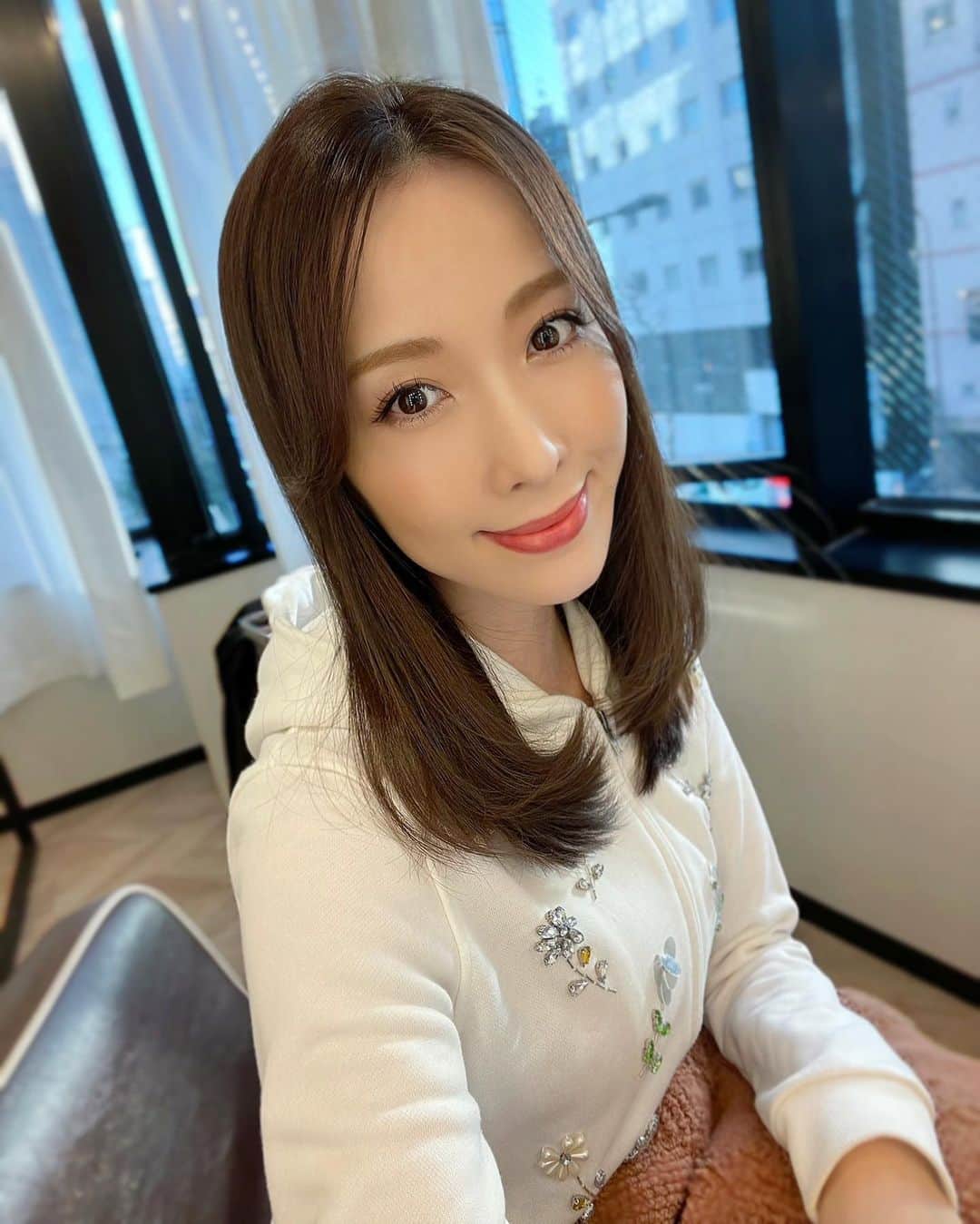 瀬戸早妃のインスタグラム：「11月ぶりの美容院💇🏼💈✂️ @rrsalon.aoyama  カラーは、スケルトンカラーで赤みを消してもらい良い感じのベージュに🎶 . カラーをしながら#ミネコラ も同時にしてくれるので時短にもなるし、痛まずにサラサラの仕上がりにいつも本当に感動します😊✨ . すこし前髪も作って頂き(すこしわかりにくいけど10cm近く切ってもらいました✂️)スッキリした顔周りになりました❤ . 担当のちさきさん、いつもありがとうございます💕 @chisaki_inoue  月1目安に通っていただくと髪質改善より実感しますよ〜🎶オススメです❗ . #rrsalon #アールサロン #髪質改善 #艶髪 #美髪 #サラサラヘアー #ストレートヘア #髪質改善トリートメント #ヘアカラー #ミネコラ #トリートメント #hairsalon #美容」