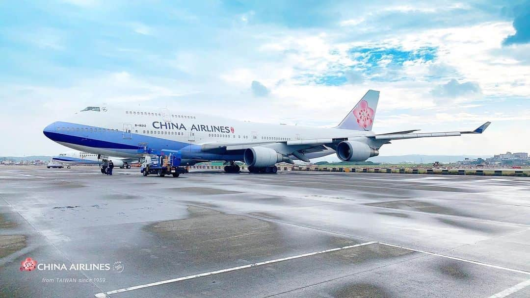 日本地区チャイナ エアラインさんのインスタグラム写真 - (日本地区チャイナ エアラインInstagram)「【Let's keep the beauty of the 747 in our hearts.】  順次リタイアを予定している #チャイナエアライン のB747✈ 空の女王という呼び名にふさわしいそのエレガントな佇まいは、多くの航空ファンに素晴らしい思い出を残してくれました。 そんなB747リタイアに、皆さんも名残惜しい気持ちを抱いていらっしゃるのではないでしょうか😌　 富士山🗻上空を飛行するラストフライトも予定しています♡  ＜公式HP＞ https://goo.gl/vif8Qp  #チャイナエアライン #chinaairlines #中華航空 #スカイチーム #台湾 #防疫」2月3日 22時40分 - chinaairlines.jp