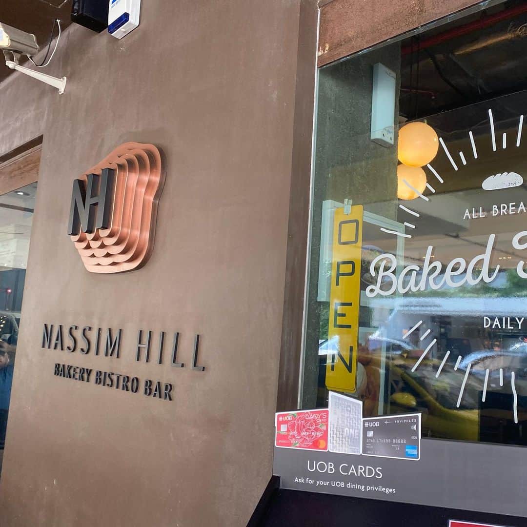 大西蘭さんのインスタグラム写真 - (大西蘭Instagram)「・ 初のNassim Hill Bakery🍽 ・ クチコミでワッフルが美味しいと書いてあったので、ワッフルをオーダー🧇 ・ サクッフワッとしてていて全然重くない！ ・ 生地にベーコンが混ざっているワッフル、初めて食べましたが、旨味と塩味がちょうど良かった❣️ 添えられている酸味のあるクリーム（サワークリーム？）を付けると味が変化して、飽きずに楽しめました♬ ・ 息子が隣の席にサーブされたポテトを見て、ポテト！ポテト！と騒ぐのでポテトもオーダーしましたが、油っぽくなくてサクサク、つい食べちゃう美味しさでした🍟 ・ 大人的にはトリュフポテトが気になったけど、息子は食べられないので、メニューにはなかったノーマルな塩味ポテトを作ってもらいました。 ・ あと、食後に頼んだドーナツも美味しかった❣️ ・ 確か、ブリオッシュドーナツ、って書いてあったと思うのですが。 フワッと軽くて、中のカヤクリームも甘すぎず、気に入りました💕 ・ 息子がベビーチェアに座ってくれず、ずっと膝の上にいたので、全く映えない写真しか撮れませんでしたが😭 実際はもっと美味しそうな食べ物だし、オシャレで居心地の良い空間でした✨ ・ @nassimhillbakery  ・ 📍 Nassim Hill Bakery Bistro Bar 56 Tanglin Rd, #01-03, Singapore 247964 ・ ・ #nassimhillbakery #nassimhillbakerybistrobar  #ナッシムヒルベーカリー  #タングリン #海外子育てママ  #シンガポール生活 #シンガポールカフェ」2月3日 22時42分 - onishiran
