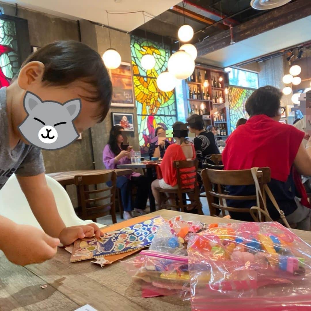 大西蘭さんのインスタグラム写真 - (大西蘭Instagram)「・ 初のNassim Hill Bakery🍽 ・ クチコミでワッフルが美味しいと書いてあったので、ワッフルをオーダー🧇 ・ サクッフワッとしてていて全然重くない！ ・ 生地にベーコンが混ざっているワッフル、初めて食べましたが、旨味と塩味がちょうど良かった❣️ 添えられている酸味のあるクリーム（サワークリーム？）を付けると味が変化して、飽きずに楽しめました♬ ・ 息子が隣の席にサーブされたポテトを見て、ポテト！ポテト！と騒ぐのでポテトもオーダーしましたが、油っぽくなくてサクサク、つい食べちゃう美味しさでした🍟 ・ 大人的にはトリュフポテトが気になったけど、息子は食べられないので、メニューにはなかったノーマルな塩味ポテトを作ってもらいました。 ・ あと、食後に頼んだドーナツも美味しかった❣️ ・ 確か、ブリオッシュドーナツ、って書いてあったと思うのですが。 フワッと軽くて、中のカヤクリームも甘すぎず、気に入りました💕 ・ 息子がベビーチェアに座ってくれず、ずっと膝の上にいたので、全く映えない写真しか撮れませんでしたが😭 実際はもっと美味しそうな食べ物だし、オシャレで居心地の良い空間でした✨ ・ @nassimhillbakery  ・ 📍 Nassim Hill Bakery Bistro Bar 56 Tanglin Rd, #01-03, Singapore 247964 ・ ・ #nassimhillbakery #nassimhillbakerybistrobar  #ナッシムヒルベーカリー  #タングリン #海外子育てママ  #シンガポール生活 #シンガポールカフェ」2月3日 22時42分 - onishiran
