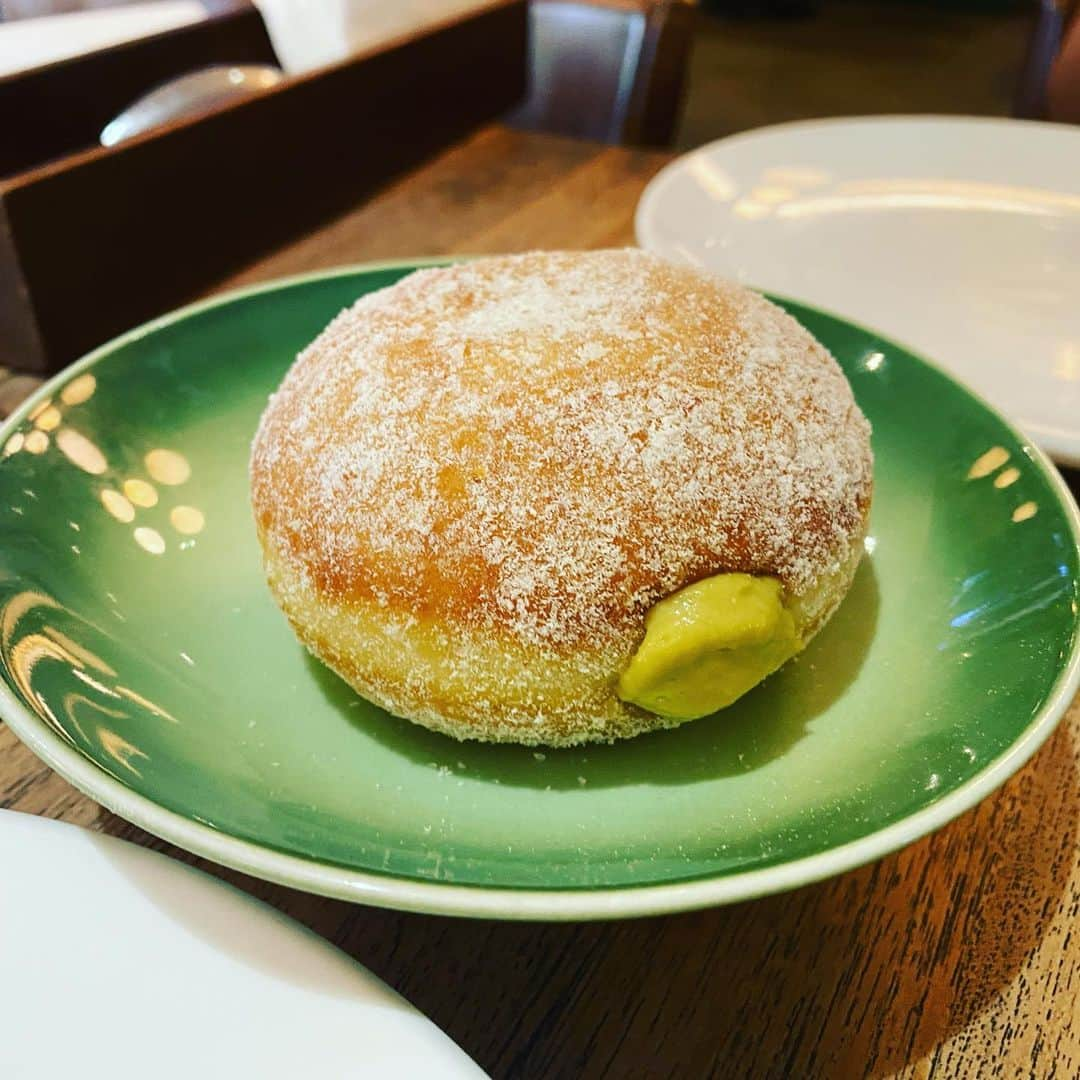 大西蘭のインスタグラム：「・ 初のNassim Hill Bakery🍽 ・ クチコミでワッフルが美味しいと書いてあったので、ワッフルをオーダー🧇 ・ サクッフワッとしてていて全然重くない！ ・ 生地にベーコンが混ざっているワッフル、初めて食べましたが、旨味と塩味がちょうど良かった❣️ 添えられている酸味のあるクリーム（サワークリーム？）を付けると味が変化して、飽きずに楽しめました♬ ・ 息子が隣の席にサーブされたポテトを見て、ポテト！ポテト！と騒ぐのでポテトもオーダーしましたが、油っぽくなくてサクサク、つい食べちゃう美味しさでした🍟 ・ 大人的にはトリュフポテトが気になったけど、息子は食べられないので、メニューにはなかったノーマルな塩味ポテトを作ってもらいました。 ・ あと、食後に頼んだドーナツも美味しかった❣️ ・ 確か、ブリオッシュドーナツ、って書いてあったと思うのですが。 フワッと軽くて、中のカヤクリームも甘すぎず、気に入りました💕 ・ 息子がベビーチェアに座ってくれず、ずっと膝の上にいたので、全く映えない写真しか撮れませんでしたが😭 実際はもっと美味しそうな食べ物だし、オシャレで居心地の良い空間でした✨ ・ @nassimhillbakery  ・ 📍 Nassim Hill Bakery Bistro Bar 56 Tanglin Rd, #01-03, Singapore 247964 ・ ・ #nassimhillbakery #nassimhillbakerybistrobar  #ナッシムヒルベーカリー  #タングリン #海外子育てママ  #シンガポール生活 #シンガポールカフェ」