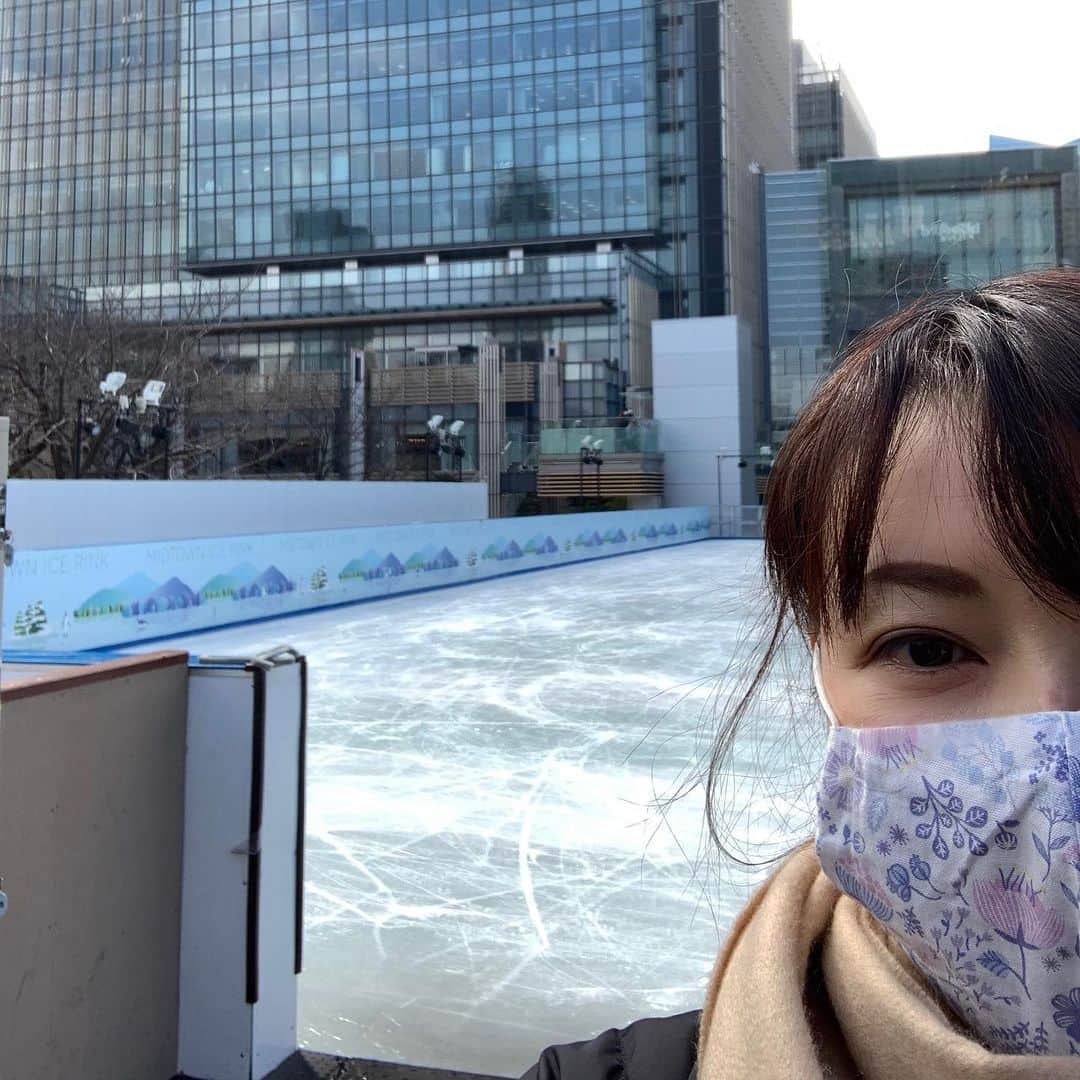 栗原由佳さんのインスタグラム写真 - (栗原由佳Instagram)「やっと少し滑りに。 お昼前に行ったらほとんど誰も居ませんでした。 久しぶりすぎてヨタヨタしてた…😅感覚を忘れないうちにまた行かなくては〜  #ミッドタウンアイスリンク #六本木ミッドタウン」2月3日 22時43分 - yuka.kurihara.okajima