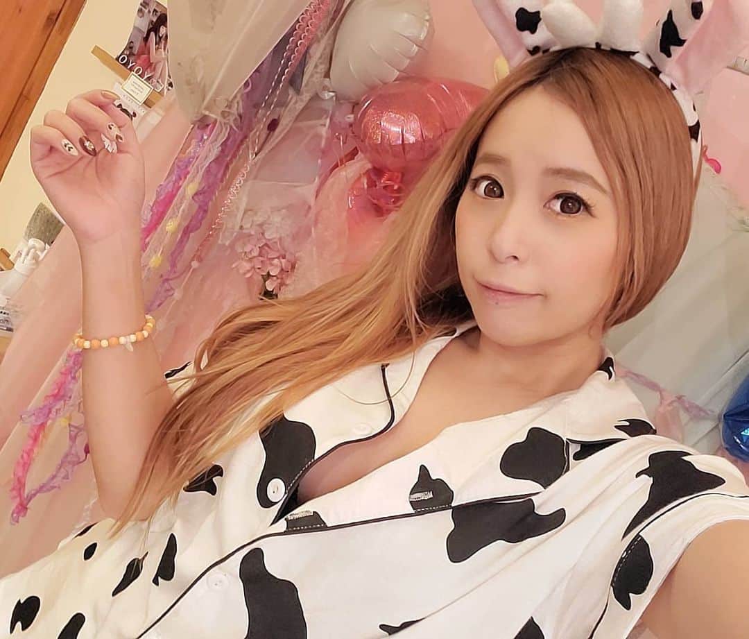 のインスタグラム：「焼肉食べたい🍖🍖  #ようようさん #エンタメ #アイドル #キャンギャル #イベントコンパニオン #レースクイーン #撮影会モデル #フォロワー募集中 #撮影会 #関西モデル  #Japanesegirl #followme #model #cosplay #racequeen #kawaii #instagood #ootd #instaphoto #instalove #いいね返し #カメラ好きな人と繋がりたい #被写体 #牛コスプレ #ギャル #roomwear #コンカフェ #パジャマ #パジャマコーデ #焼肉好きな人と繋がりたい」