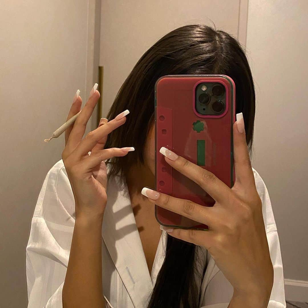 Juliana Brownのインスタグラム：「どこでも吸う🙋🏽‍♀️」