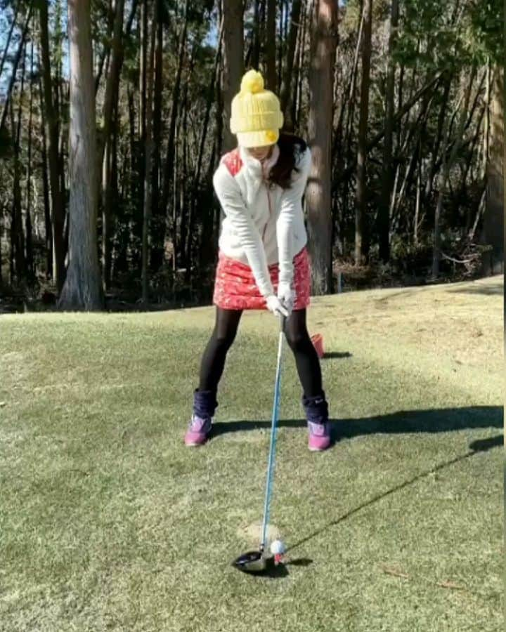 佐々木実季のインスタグラム：「ドライバーショット🏌 プロ @tatsuro_k_superb にスイングを矯正していただきました⛳ アウトサイドイン軌道で引っ掛けが多かったので、スタンスの向き、ボールを置く位置、ハンドファーストにする、フェースの向き、インサイドにテークバックする、などなど修正ポイントたくさんです😁 以前より腰も回せて良くなった実感があります👍もっとフォローで肘が真っ直ぐ伸ばせるように、日々練習練習です！ #成長ゆっくり笑 #ゴルフ #スイング矯正 #ドライバー #1w #ラウンドレッスン #ゴルフ女子 #⛳ #🏌 #ゴルフ大好き #ゴルフ上手くなりたい #ゴルフ好きな人と繋がりたい #ゴルフ女子と繋がりたい #下手っぴゴルファー #golf #golflove」