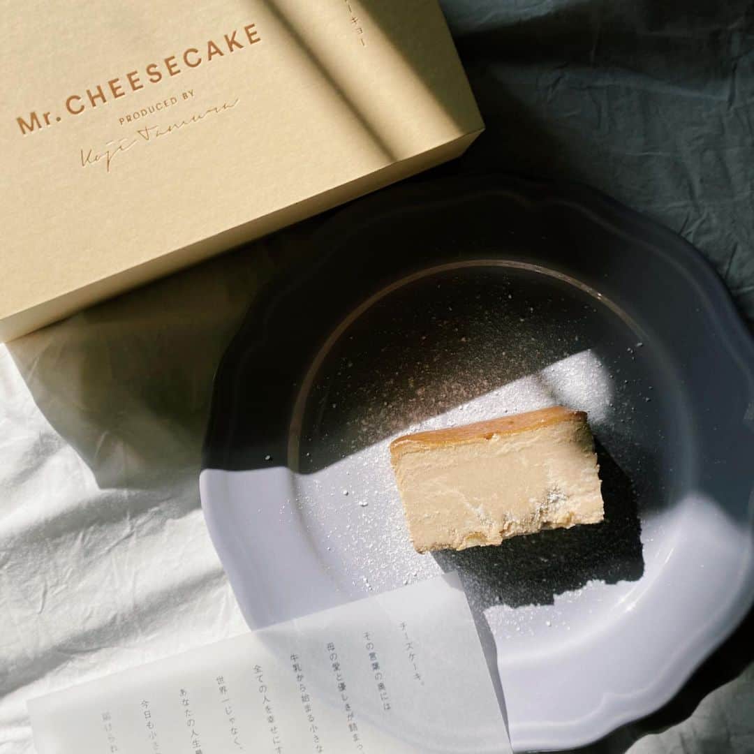 安田愛音のインスタグラム：「@mr.cheesecake.tokyo  Valentine flavor ❤︎  キャラメルとヘーゼルナッツとほうじ茶と、、 全部好きな組み合わせ❤︎ ほんのりレモンの風味もしてさわやかで美味しかった、、 毎回季節のフレーバーが楽しみ🌼  #mrcheesecake」