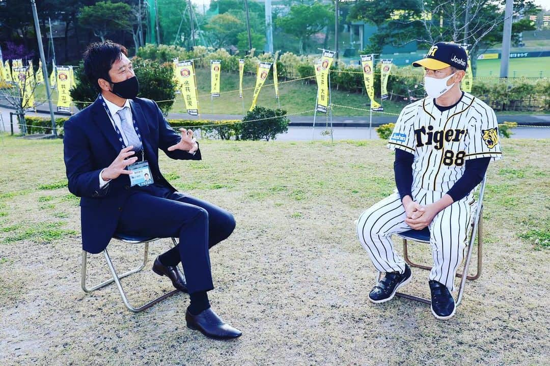 藤川球児さんのインスタグラム写真 - (藤川球児Instagram)「何年か前と逆の立場になってた😁 取材される側とする側が …笑笑  今年の#阪神タイガース は希望が沢山‼️  でも日本一になる為に地道に。 そして緻密に監督は考えていました。  ※紙面掲載日は近日中予定です！ #kyuji22  #スポーツ報知」2月3日 22時46分 - fujikawa_kyuji22