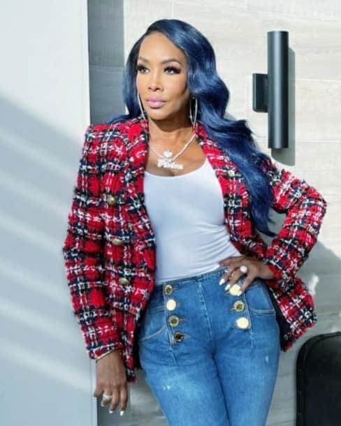 ヴィヴィカ・A・フォックスのインスタグラム：「GM Dawlings! Hey its #HumpDay time for another SLAY! Rocking @balmain jacket & jeans Thankx @rules2bfollowed @SergioRossi pumps @bigothejeweler Vivica necklace @simoneismithjewelry hoops Makeup & Pix by @chrisamore_ Hair by @kenyaonhair #Lifeisgood #GodIsGood #Blessed #Respect #GurlPower #VivicaFoxHair #TeamVivica #TeamFox #MyGrindDontStop #LegitimateCareer #BossMoves #LoveWins #ClassicBadChick 🤗💖🖤🤑👸🏾」