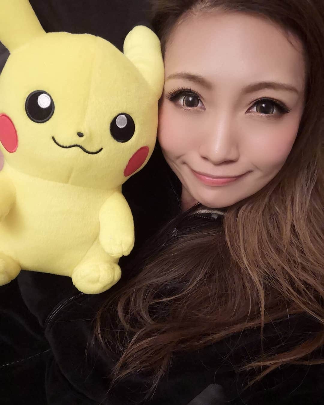 REIKAさんのインスタグラム写真 - (REIKAInstagram)「. どうしても家に連れて帰りたくて、 UFOキャッチャー🛸で○千円使って頑張った❤ 難しいよねー😭 コツとか全然分からない。 今日から一緒に寝る❤ピカチュウー❤  #ピカチュウ #pikachu #ポケモン #pokemon #ufoキャッチャー」2月3日 22時48分 - reika_japan