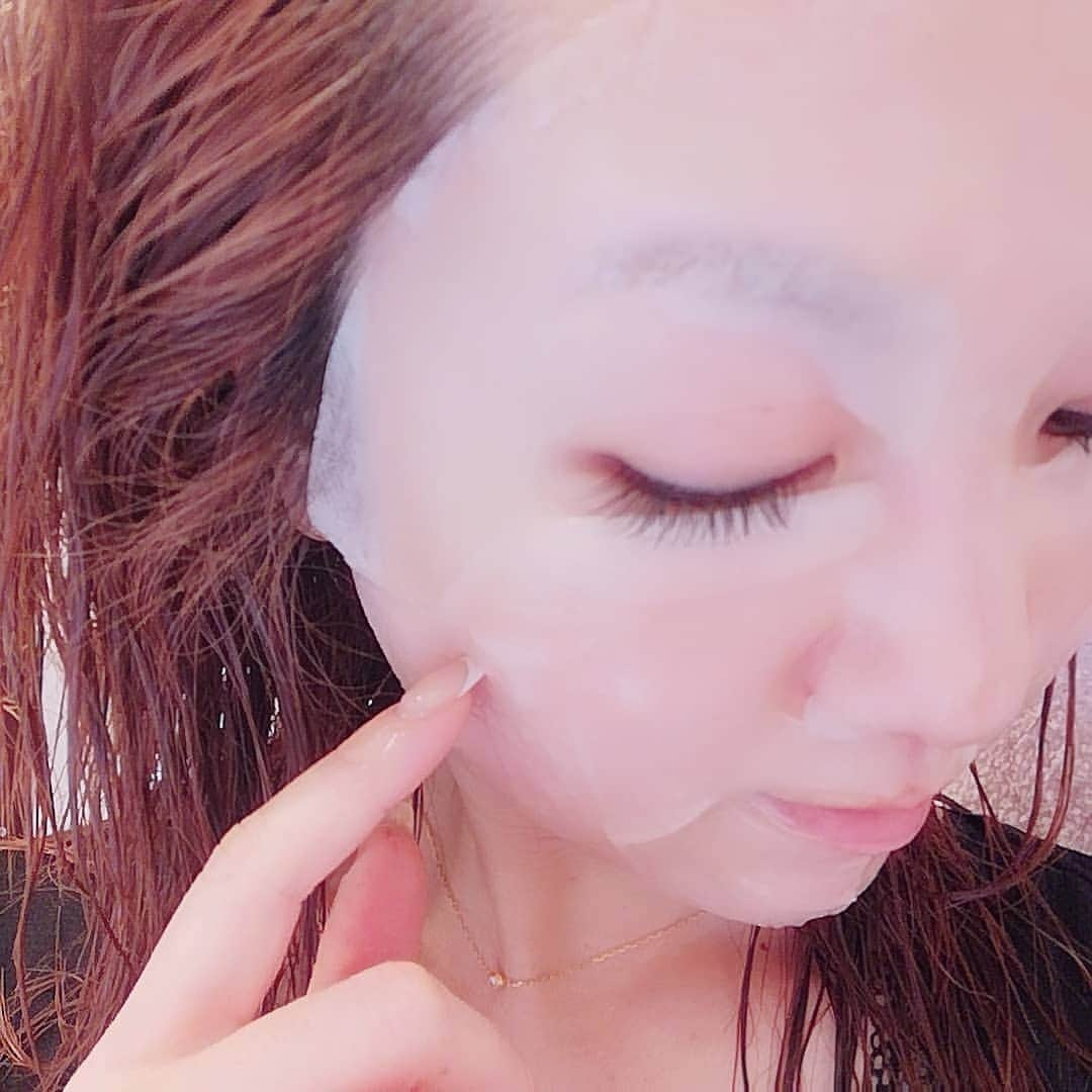 中島彩さんのインスタグラム写真 - (中島彩Instagram)「stayhome中はセルフケア強化中💕 乾燥が気になる季節は、特にしっかり保湿ケアが必須～✨  今夜のお風呂上がりのシートマスクは... 《プレミアムプレサ ゴールデンジュレマスク ヒアルロン酸》  美容成分がが1枚に33gもたっぷり贅沢に～💕プルプルのマスクが気持ちいい～❤️ アルコールフリー、シリコンフリーで安心して使えるのも嬉しいポイント✨  ナチュラルハーブの香りに心も癒される..💕   #贅沢ジュレのシートマスク #プレミアムプレサ #シートマスク #ウテナ #おうち時間　#セルフケア #おこもり美容　#モラタメフォト部 @moratame_net」2月3日 22時49分 - aya.n.aya