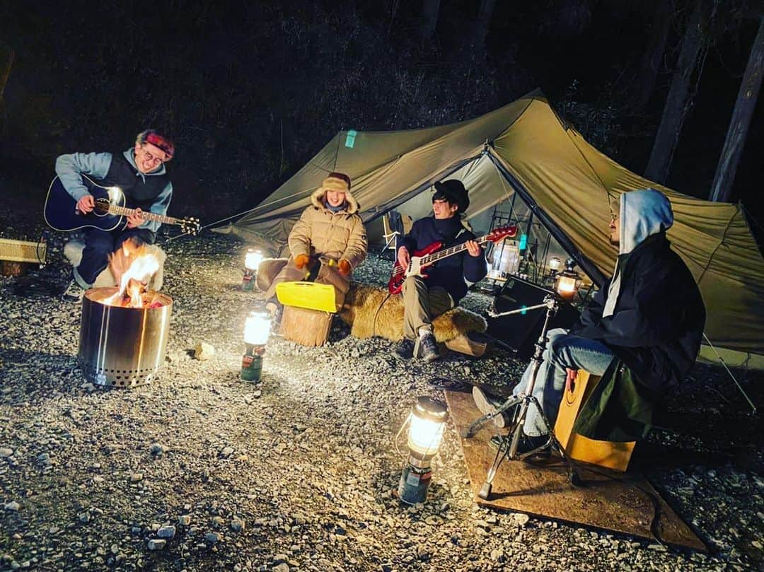 長島涼平のインスタグラム：「燻製にされるのかと思うほど焚き火を浴びました  #フレンズ #キャンプ #焚き火 #燻製 #フレンズの燻製 #うまそう」