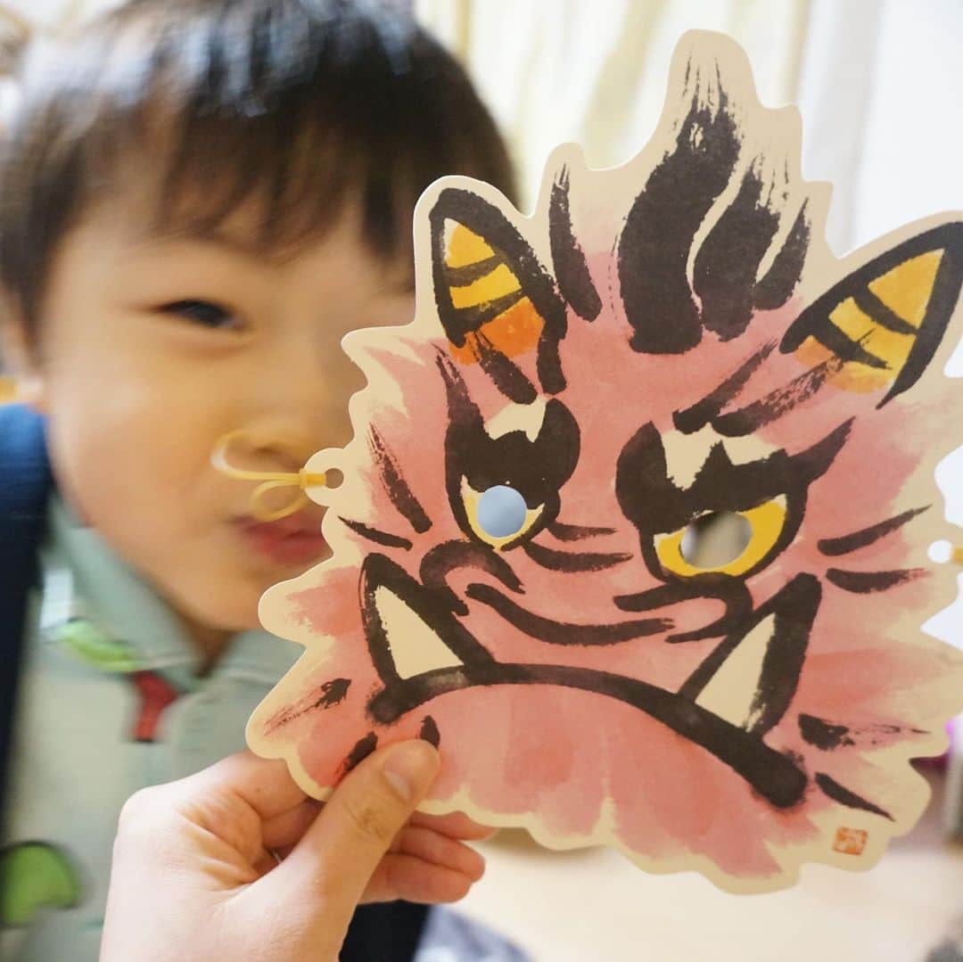 遼かぐらのインスタグラム：「2月2日節分👹  南南東に向かって！ 恵方巻き😋  ‥ではない  #春巻き  #おしゃぶり  大好きな納豆巻きも食べました☺︎  *  #兄弟 #節分👹 #南南東　テレビを向いて食べる感じだったのでマコも楽勝(❀ฺ´艸｀)。* #124年ぶりの2月2日の節分  #2歳5ヶ月 #生後1ヶ月 #おしゃぶりデビュー 兄は全く食い付かない子でしたが、この子は案外落ち着いているご様子。 飛行機や公共の乗り物などで使用できると良いのかな？  豆まきは落花生🥜これは北海道あるある？ 殻ごと投げるので、撒いたものを拾って食べられます！ 今回はおチビを寝かしつけしてたので参加できず。 楽しそうな動画だけ見せてもらいました。  3日の今日は、最高気温が−10℃❄️ #立春」