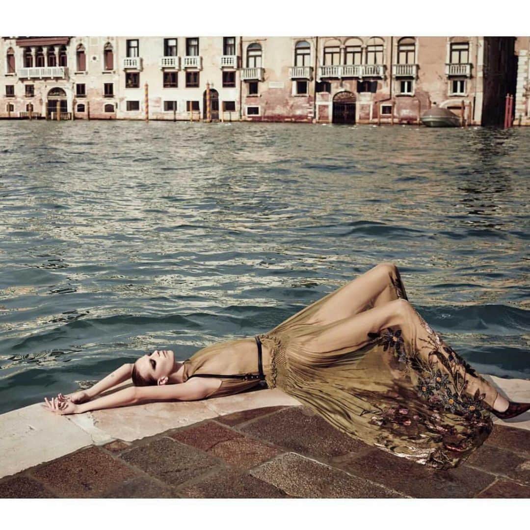 Lexi Bolingさんのインスタグラム写真 - (Lexi BolingInstagram)「Spent two dreamy days in Venice with the most amazing people 🖤🖤🖤 for @voguehongkong by the lovely @luigiandiango @SchanelB, @GeorgiSandev @PierpaoloLaiHair, @MarinaFairfax @heroesmodels」2月3日 23時04分 - lexiboling