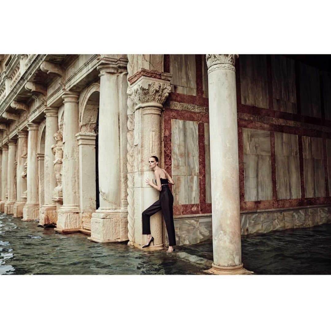 Lexi Bolingさんのインスタグラム写真 - (Lexi BolingInstagram)「Spent two dreamy days in Venice with the most amazing people 🖤🖤🖤 for @voguehongkong by the lovely @luigiandiango @SchanelB, @GeorgiSandev @PierpaoloLaiHair, @MarinaFairfax @heroesmodels」2月3日 23時04分 - lexiboling
