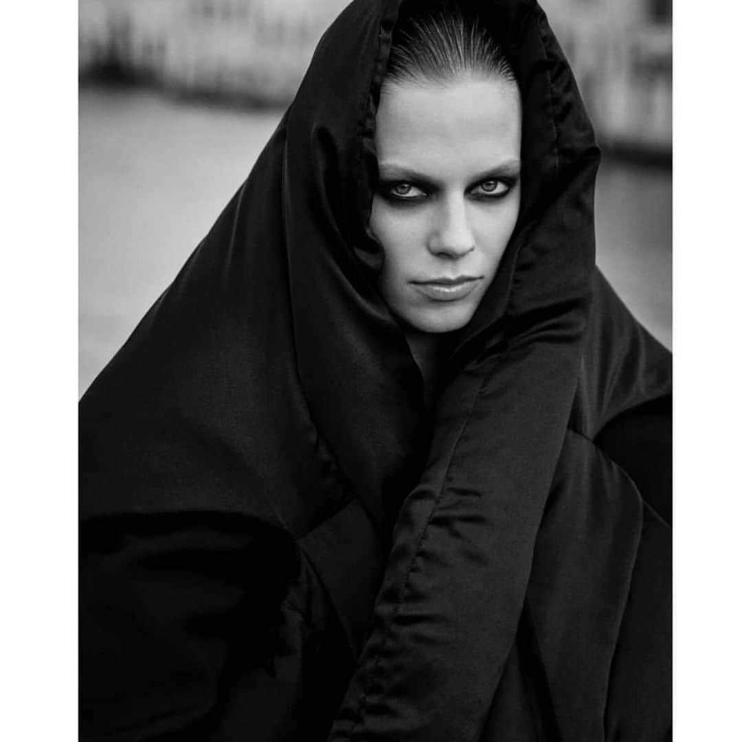 Lexi Bolingのインスタグラム：「Spent two dreamy days in Venice with the most amazing people 🖤🖤🖤 for @voguehongkong by the lovely @luigiandiango @SchanelB, @GeorgiSandev @PierpaoloLaiHair, @MarinaFairfax @heroesmodels」