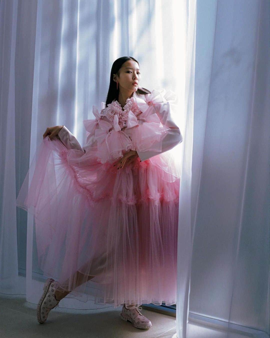 のインスタグラム：「“A Beauty in Diversity” @voguejapan #VogueJapanMarch2021 Photographer: @jirokonami Fashion Editor: @saori_vj Hair & Makeup: @rieshiraishi1220 Manicure: @takano_naoko and #tomokokamiya @nadine_nails_ Model: @_soundofheaven_ wearing @noirkeininomiya @melissakayejewelry  Casting: @hype_casting Editor: @yuisugiyama Styling Assistant: @oshida__ayaka and #mayukaharuna」