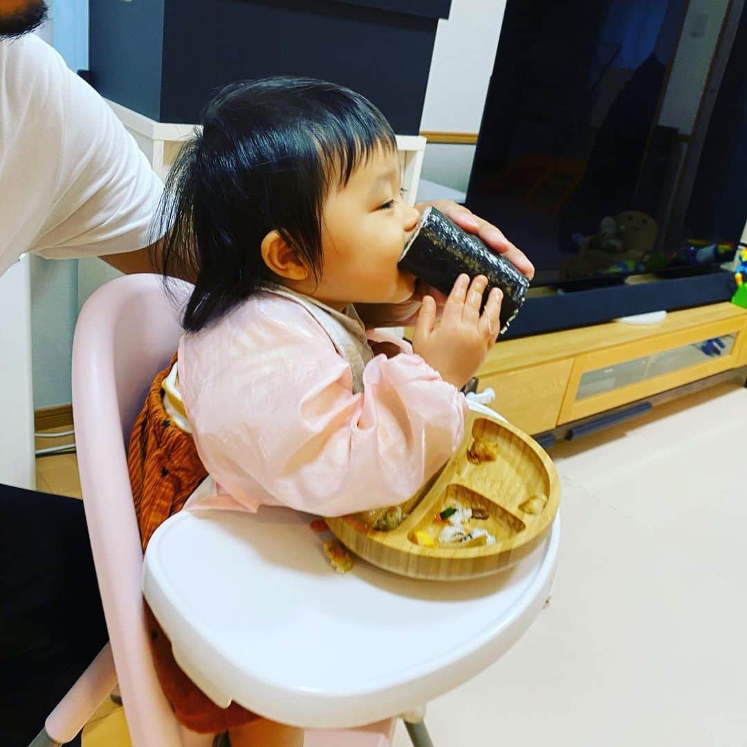 松本直晃さんのインスタグラム写真 - (松本直晃Instagram)「先月は早いもので娘の一歳の誕生日でした！  慣れない環境で、家族３人色々とありましたが元気にやってます。  節分の日にはちゃんと今年の方角に向かって恵方巻きにかじりついてました。笑  そしていよいよ沖縄での２年目のシーズン！！  沖縄に来る時があればみなさんぜひ宜しくお願いします！  #一歳誕生日 #節分　#恵方巻き #琉球ブルーオーシャンズ #沖縄　#野球」2月3日 23時01分 - naoaki.66