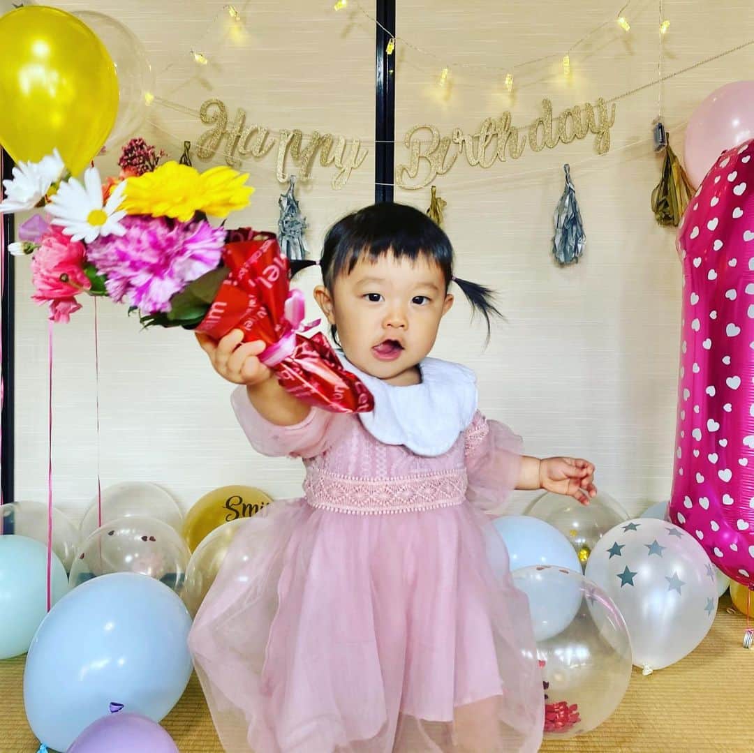 松本直晃さんのインスタグラム写真 - (松本直晃Instagram)「先月は早いもので娘の一歳の誕生日でした！  慣れない環境で、家族３人色々とありましたが元気にやってます。  節分の日にはちゃんと今年の方角に向かって恵方巻きにかじりついてました。笑  そしていよいよ沖縄での２年目のシーズン！！  沖縄に来る時があればみなさんぜひ宜しくお願いします！  #一歳誕生日 #節分　#恵方巻き #琉球ブルーオーシャンズ #沖縄　#野球」2月3日 23時01分 - naoaki.66