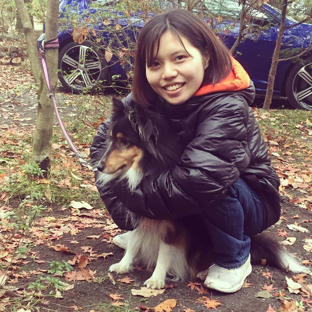 近藤笑菜のインスタグラム：「いつぞやの、家族キャンプでの📸 私はすごく嬉しそうだけど実家のお犬どこ向いてるんだいww表情😂 キャンプ～いきたいな～～～自然と戯れたい🍁 #キャンプ」