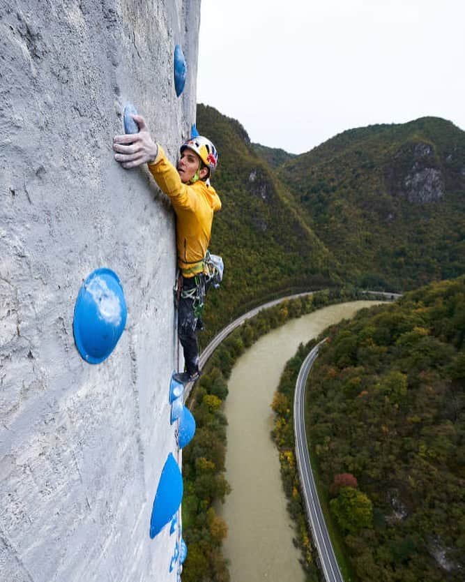 ドメン・スコフィッチのインスタグラム：「BLUE LENSES  5th and the second hardest.  This was the next pitch I was leading and I felt surprisingly wracked at this point, especially the sneaky WHITE TUBES pitch drained me way more than I expected 😝   The good thing was that this route hyped me up and the exhaustion disappeared 🔥 It felt like I’m in artificial Ceúse because of shallow sloppy pockets and the style of moves. On some longer moves I couldn’t see and I had to trust my feelings, commit and hope that I will hit that volume on the perfect spot where the pocket was hidden.  I was doing really good but not far from the top my focus went off and my foot slipped. This was my first fall and I was furious 🤦‍♂️😅 I was pumped but I knew I still had what it takes to finish it. Unfortunately I didn’t but this was my second favorite pitch and I was really happy when I did it on the next try. 🎉💪🔥 . 📸 by @jakobschweighofer  . @redbull #givesyouwings @redbullsi @adidas @adidasterrex @fiveten_official @pazi.to #zavarovalnicatriglav @postanivojak #slovenskavojska @rehabocenter @climbing_ranch」