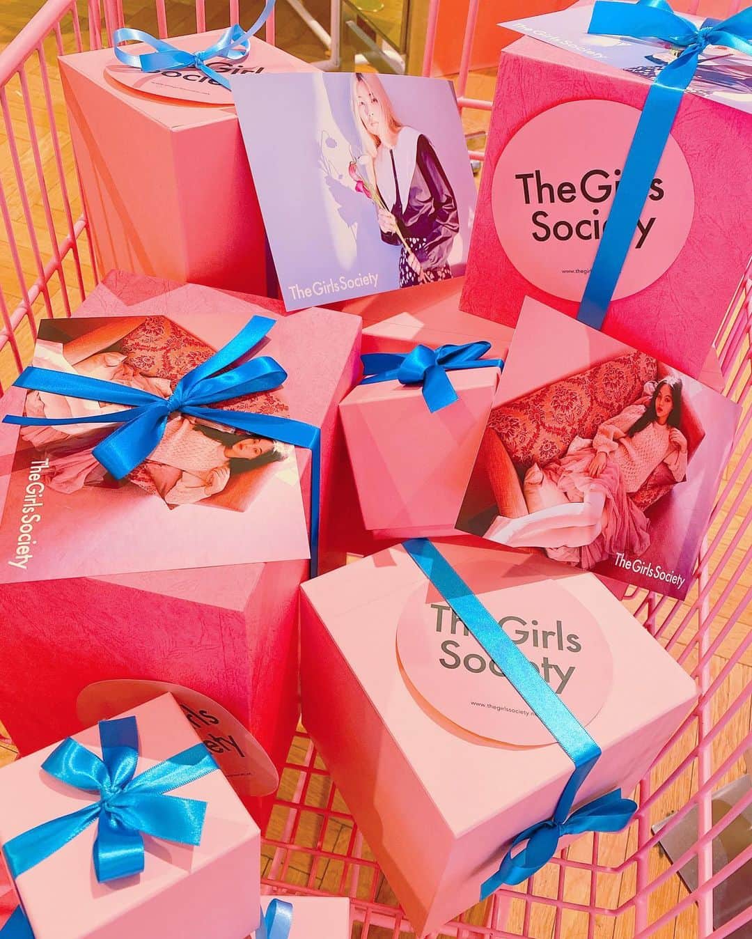 のインスタグラム：「@girlssociety_official  POPUP SHOP at HANKYU UMEDA  お立ち寄り下さった皆さまありがとうございました🙇‍♀️💞 今回は直接店頭でご挨拶したりお話したりできなかったのが残念ですが🥺💦コロナが落ち着いて、いつかまた大阪でPOPUPをする機会をいただけたらその時はぜひ☺️💕💖」