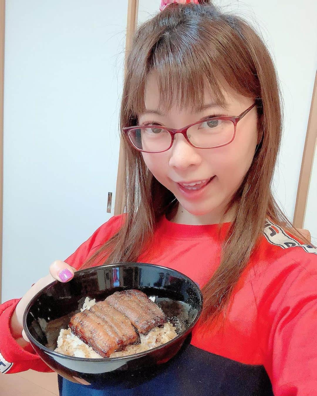 DJ MIYAさんのインスタグラム写真 - (DJ MIYAInstagram)「こんばんはぁぁ💗❤️今日もGYMで5km Runningしてきたよん💞この鰻を楽しみに走りました（笑）  国産 カット うなぎ 蒲焼き（2食入り）を送っていただきましたぁぁ❤️  伊勢神宮外宮に奉納されている、うなぎ屋さん『うなぎのしろむら』さんの商品でーす♪🌈 嬉しいっ。ありがとうございます🌸🌟  @unashiro_kasugai  愛知県三河産の活うなぎ〜！！！見るからに美味しそう♪  今夜、momと食べたの💗うな丼にしてもらったんだけどーぉ、これが 肉厚で、脂が乗ったウナギの身がー！本当にお見事です！！！！  美味しすぎるウナギ！)^o^(❤️  2/5～2/19 楽天タイムセール商品！ 愛知県物産店クーポン活用で30%OFF！！  さらに かにいち商品 全品5%OFF ２つ併用すれば最大35%OFFになる商品です！❤️  楽天市場で💞  ぜひcheckしてみてね❤️💗  ありがとうございました😊💗  #うなぎのしろむら #うなぎ #蒲焼き #カットうなぎ #うなぎ通販 #ひつまぶし #pr #トリドリベース #グルメ #グルメブロガー #グルメ女子 #旅インスタグラマー #旅インフルエンサー #インスタグラマー #インフルエンサー #お取り寄せ #お取り寄せグルメ #お取り寄せディナー #おとりよせグルメ #食べスタグラム #おうち時間 #鰻  #フィットネス女子 #旅インスタグラマー #愛知県三河 #愛知県 #おとりよせ #グルメ好き #食リポ #伊勢神宮外宮 #伊勢神宮奉納」2月3日 23時07分 - dj_miya