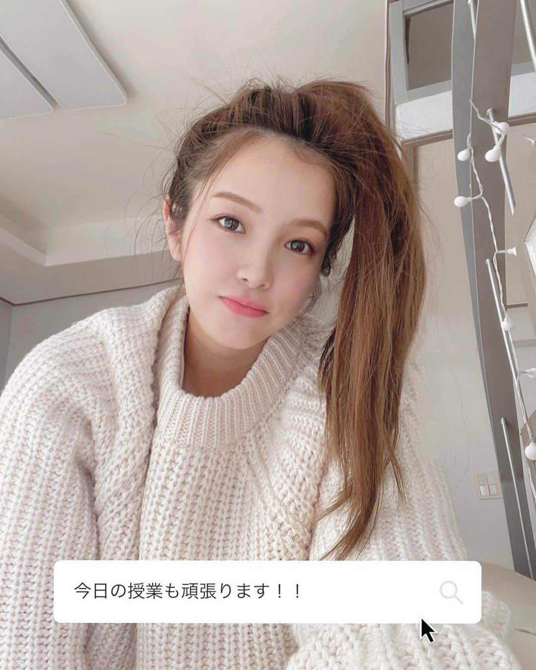 Lilmeのインスタグラム：「家では大体ポニテール🐴🐾 もう少しで期末テスト…😪😪これを頑張れば休み！！  #韓国#語学留学#韓国留学#韓国コスメ#인테리어#헤어스타일#메이크업#뷰티스타그램 #셀카#얼스타그램」