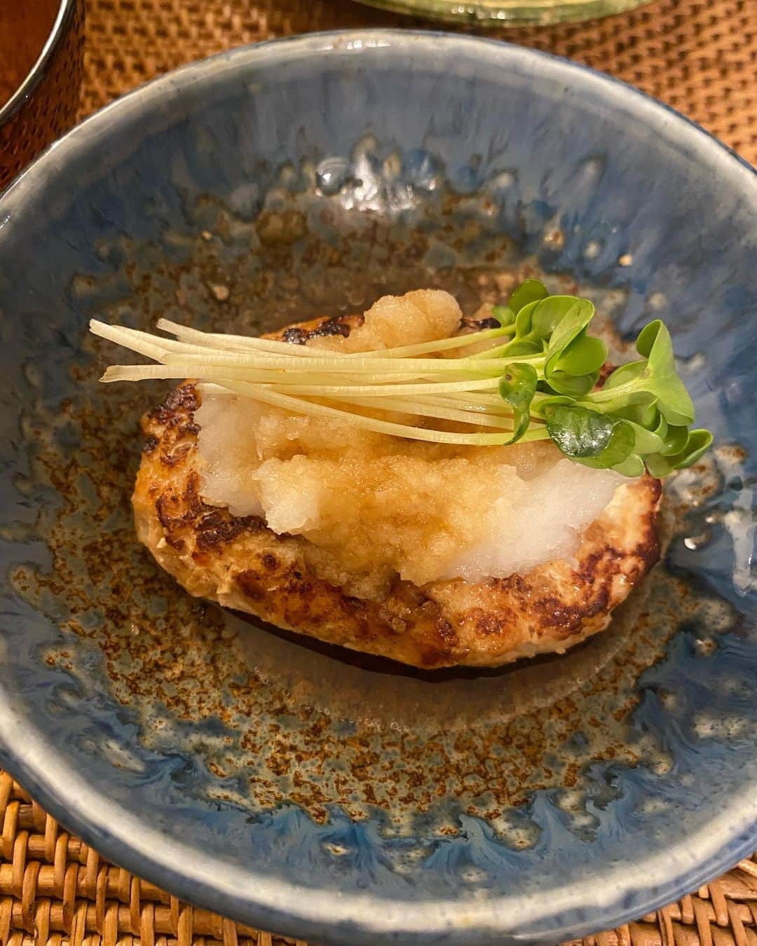 平木愛美のインスタグラム：「先日すこし久々にこのハンバーグをして、前にレシピの質問をいただいていたので…途中写真を撮りながら作りました⚪️  いつもお肉やお豆腐の量や、調味料など全部、ざっくり目分量なので大胆なずぼらレシピですが少しでも参考になれば🙇‍♀️♡  我が家の定番ハンバーグ、  【高たんぱくヘルシー！鷄むね肉の豆腐ハンバーグ】  むねを使っているところがポイントで 旦那さんの減量にもパワーをつけるにも疲労回復にも良い！ でも簡単な、、、ｍｅｎｕ🤍🤍🤍  材料 ✔️鶏むね肉 300〜600g ✔️お豆腐一丁 100〜200g  　（簡単に水切りしておく） ✔️玉ねぎ１ ✔️卵１ ✔️豆乳少々 ・塩 ・黒胡椒 ・コンソメ ・にんにく ・（ナツメグ） ・（トリュフ塩） 適量  ①玉ねぎをみじん切りにして、炒めておく ②鷄むね肉を細かくカットしてひき肉にする！（私はこの頃はフードプロセッサー使ってます） ③お肉、玉ねぎ、豆腐、卵、豆乳、調味料を全部ボールに入れて捏ねる （洗い物増やしたくなく、そんなに量が多くなければ、ビニール袋やジップロックのなかで混ぜてしまえば色々よごさずに楽にできます🤍） ④形をつくりながら、焼いていく！ ⑤完成！！！！！  そう！！！簡単です💕✌︎ あまったタネはくるくる一口サイズにまとめてつみれにしちゃえば冷凍保存〜お鍋などに入れられる🧡  最後の写真は、この日、冷蔵庫にあるのこりものご飯で色々食材がなくて素朴な食卓ですが⚪️笑  ちなみに今夜は、最近我が家でブームのすき焼き〜😝🌙 まだ減量追い込みモードでないので、、、🥊  #減量愛美食　#健康美容食育指導士」