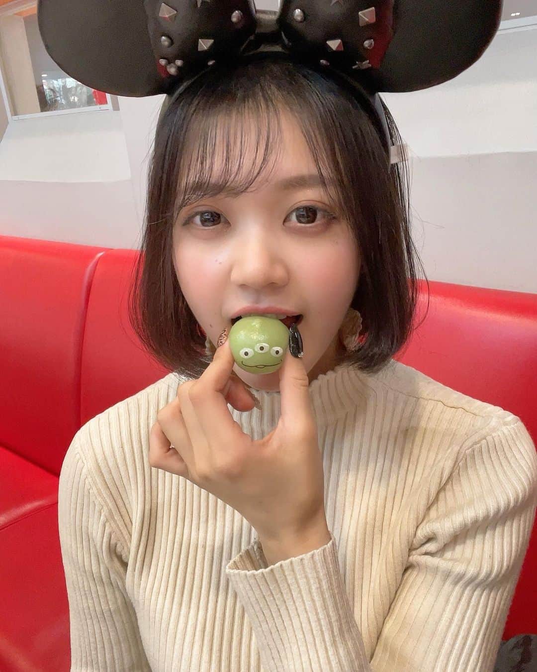 牧野莉奈のインスタグラム：「グラマーはこれを必ずやるらしいのでしっかりやってきました🧏🏻‍♀️🎶  #ディズニーランド #lfl」