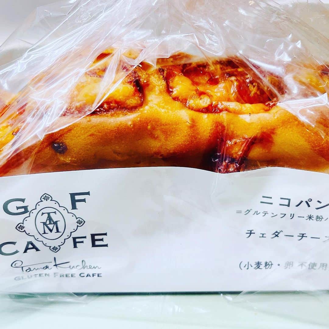 辻香織さんのインスタグラム写真 - (辻香織Instagram)「パッケージが可愛いクラフトビールと 最近お気に入りのパン。 パンはグルテンフリー、二子玉川のお店です。 #クラフトビール  #Tokyo Blues #基本グルテンフリーな食生活  #でもパン食べたい  #ビールのみたい」2月3日 23時22分 - tsujicaoli