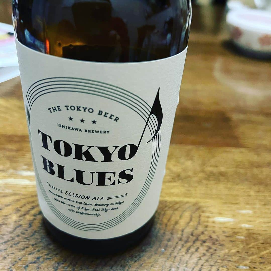 辻香織のインスタグラム：「パッケージが可愛いクラフトビールと 最近お気に入りのパン。 パンはグルテンフリー、二子玉川のお店です。 #クラフトビール  #Tokyo Blues #基本グルテンフリーな食生活  #でもパン食べたい  #ビールのみたい」