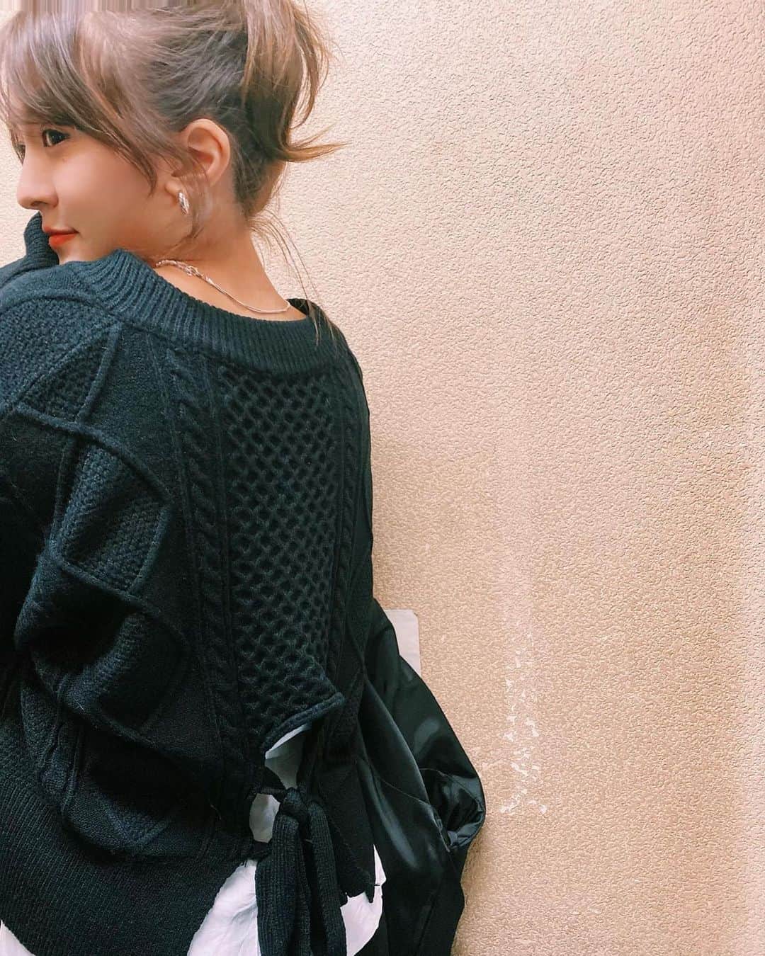 高嶋菜七のインスタグラム：「後ろにデザインある服買いがち  #ニット #冬服 #ブラックコーデ」