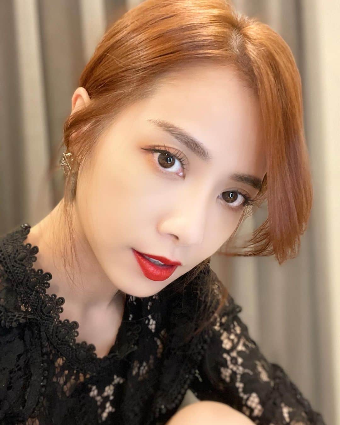 Miaのインスタグラム：「年前把整個臉可以整頓一下的地方都整理一下～飄眉後就是去做了角蛋白美睫～很喜歡睫毛根根分明又捲翹的樣子～🌈 #角蛋白美睫  #美睫找泡芙 @ssbbyy21  @doris.303」