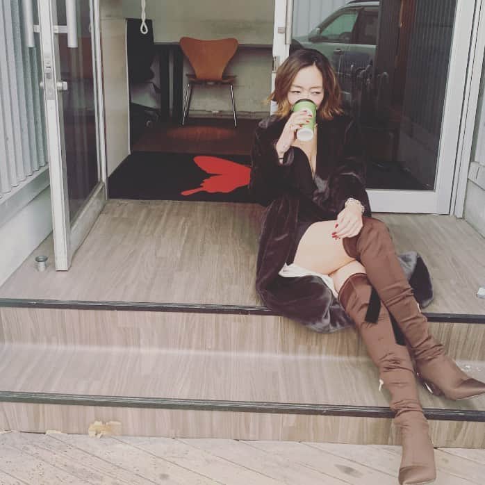 LiLyのインスタグラム：「#フリースタイルティーチャー 最高のバトルをありがとう ございました🌹 「ブスって言われて 傷つくとでも思うのか？ 何年アイドルやってる と思ってるんだよ？ 外見disられるのなんて 想定内で、んなことで 凹んで アイドルできるかよ🔥」  内容、 最高すぎて 暗記しています。  その姿勢、 リスペクトだし 共感もします。  表に出るなら、 disなんか想定内。 自分信じて やるしかない。  #仕事　#情熱 大好きです！！ 美学もって 強い言葉で 己を鼓舞させて たくましく生きる人！！  #respect👏 #テレビ朝日 #abema TV #フリースタイルダンジョン  のfanのみなさまもぜひcheck!!」