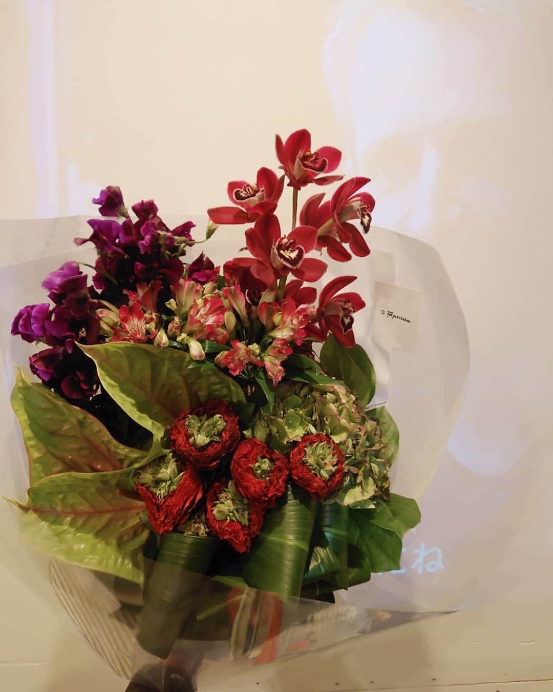 平アスカさんのインスタグラム写真 - (平アスカInstagram)「わたしのイメージの花束だって🥀💐💜 . さいきんアスカってかっこいいって言ってもらえてすごく嬉しいんだよねえ、、、 レッドアイって名前の素敵なバラ🌹が印象的。 お花っていつもらっても嬉しい。 そうやって考えてくれることがいちばん嬉しい。 #birthdaysurprise 　#flowers #bstrorigole #LiLDOR」2月3日 23時24分 - asucataira