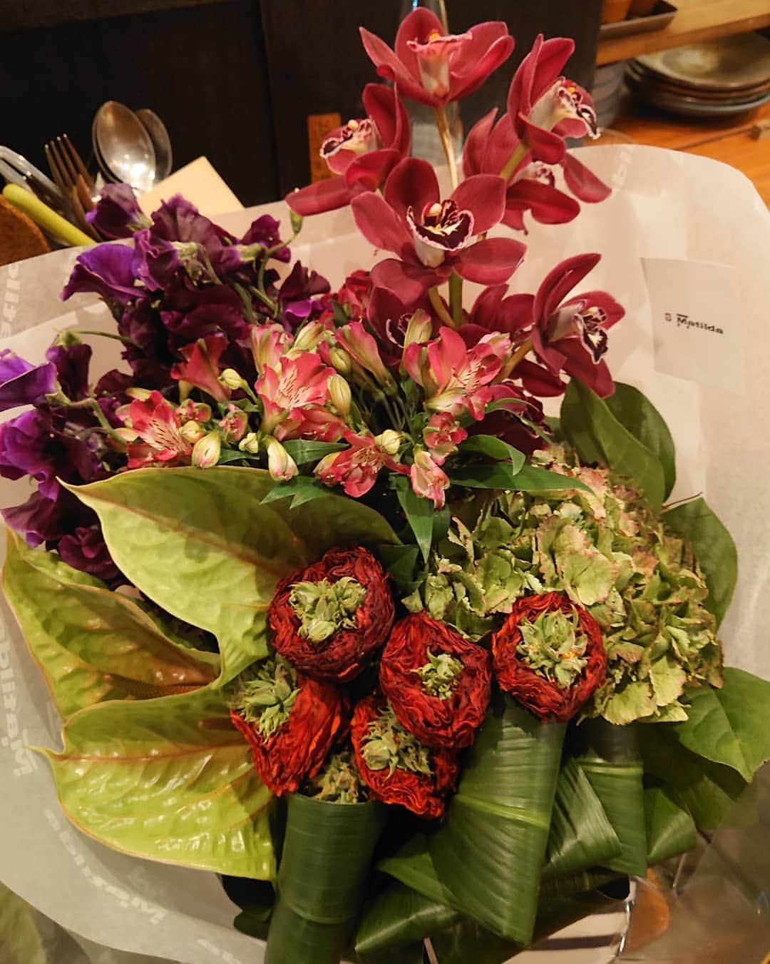 平アスカさんのインスタグラム写真 - (平アスカInstagram)「わたしのイメージの花束だって🥀💐💜 . さいきんアスカってかっこいいって言ってもらえてすごく嬉しいんだよねえ、、、 レッドアイって名前の素敵なバラ🌹が印象的。 お花っていつもらっても嬉しい。 そうやって考えてくれることがいちばん嬉しい。 #birthdaysurprise 　#flowers #bstrorigole #LiLDOR」2月3日 23時24分 - asucataira