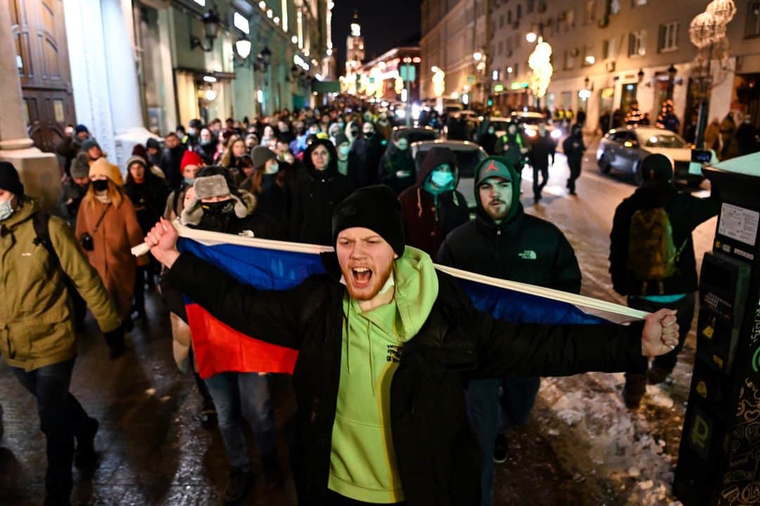 AFP通信さんのインスタグラム写真 - (AFP通信Instagram)「AFP Photo 📷 @kudryavtsev4 - People protest against a court decision ordered opposition leader Alexei Navalny jailed for nearly three years, in downtown Moscow on February 2, 2021.⁣ .⁣ A Moscow court on February 2 granted a prosecutors' request for Kremlin critic Alexei Navalny to serve prison time for violating the terms of his parole. Judge Natalya Repnikova ordered a suspended three-and-a-half-year sentence Navalny received in 2014 to be changed to time in a penal colony, an AFP journalist at the courthouse said. Repnikova said time Navalny previously spent under house arrest in the sentence would count as time served, and, according to his team, that would mean at least two-and-a-half years in prison now. Navalny's Anti-Corruption Fund (FBK) immediately called for supporters to protest in central Moscow.」2月3日 23時27分 - afpphoto