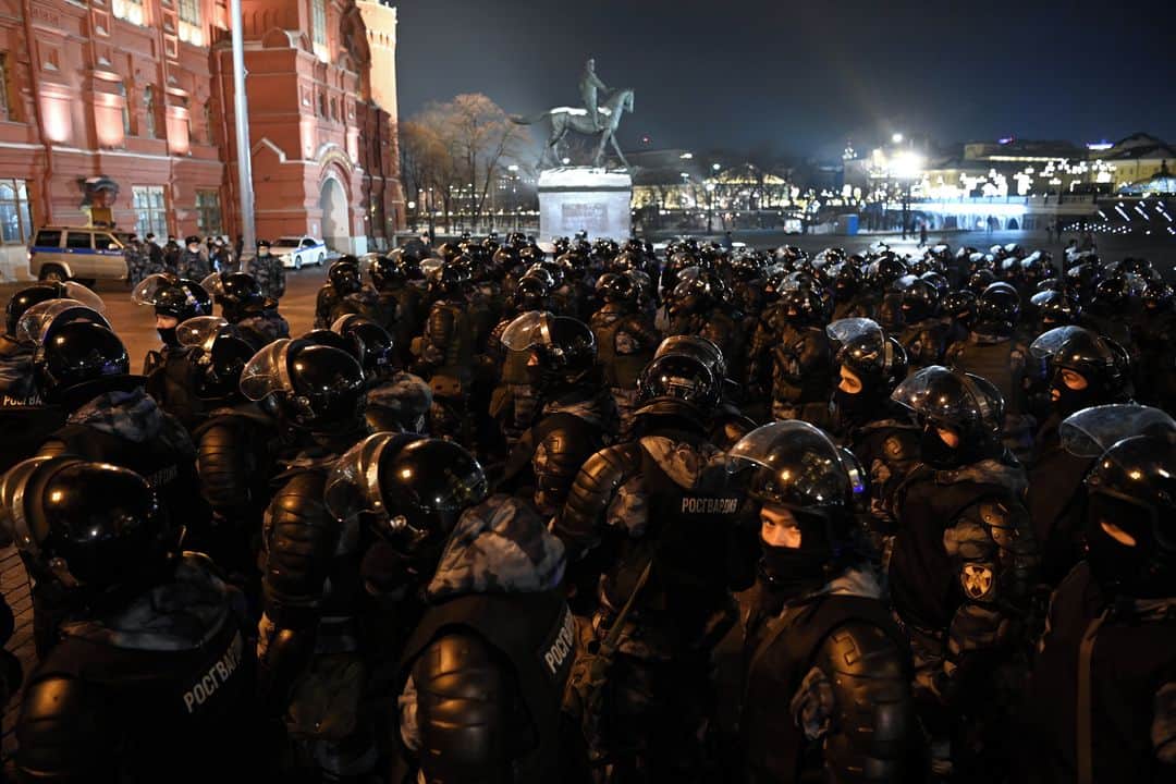 AFP通信さんのインスタグラム写真 - (AFP通信Instagram)「AFP Photo 📷 @kudryavtsev4 - People protest against a court decision ordered opposition leader Alexei Navalny jailed for nearly three years, in downtown Moscow on February 2, 2021.⁣ .⁣ A Moscow court on February 2 granted a prosecutors' request for Kremlin critic Alexei Navalny to serve prison time for violating the terms of his parole. Judge Natalya Repnikova ordered a suspended three-and-a-half-year sentence Navalny received in 2014 to be changed to time in a penal colony, an AFP journalist at the courthouse said. Repnikova said time Navalny previously spent under house arrest in the sentence would count as time served, and, according to his team, that would mean at least two-and-a-half years in prison now. Navalny's Anti-Corruption Fund (FBK) immediately called for supporters to protest in central Moscow.」2月3日 23時27分 - afpphoto