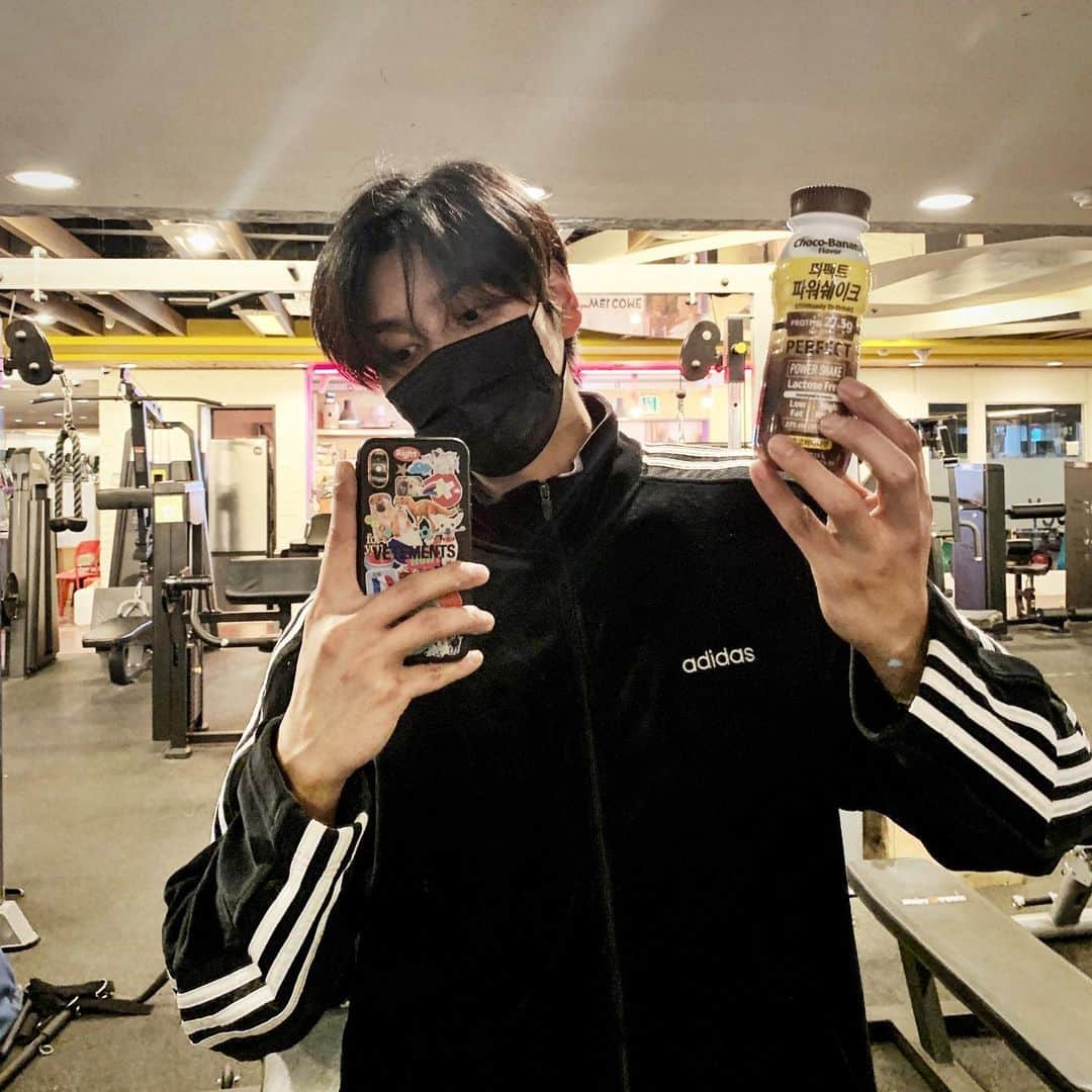 チェ・ソンジュンのインスタグラム：「귀신보다무서운근손실 👻 #칼로바이 #퍼펙트파워쉐이크」