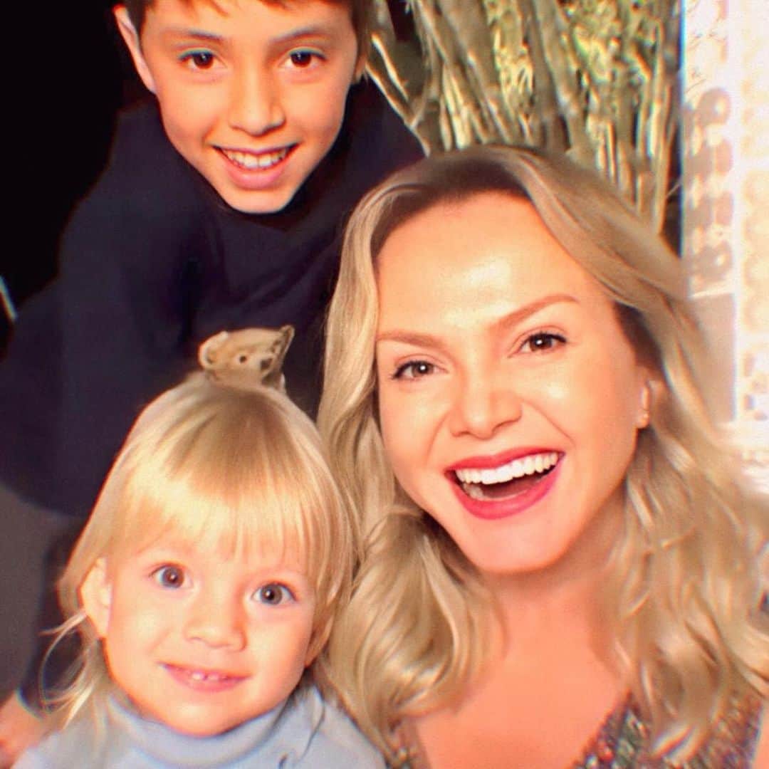 Eliana Michaelichin Bezerraのインスタグラム：「Recordação de nossas lives qdo Arthur e Manu passavam pra dar um oi e fazer uma graça. Era o início da pandemia. Tempos difíceis mas com a família por perto tudo fica mais leve.Vamos nos cuidar, por favor, ainda falta muito para esta vacina chegar pra todos. Deus no controle 🙏🏻」