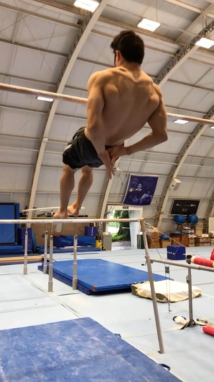 アルトゥール・オヤカワ・マリアノのインスタグラム：「Challenge aceito @glendakozlowski 👏🏻👏🏻👏🏻 e lançado o desafio!!!  Inspirado no campeão mundial de escalada @mccollsean 🥇 Quem conseguir marcar nois ai 🤪😜😉 . . #challenge #clap #hands #bar #gymnastics #calistenia #crossfit #palminha  Ps: a dureza do ombropra bater palma」