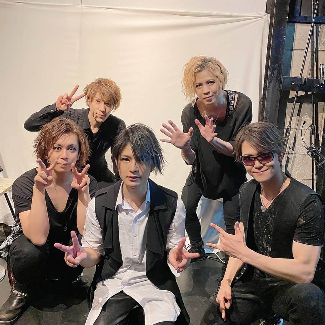 SHINPEIのインスタグラム：「M&M 配信LIVE vol.3 ﻿ 〜MAKOTO Birthday Party〜﻿ に参加させて頂きました。﻿ ﻿ 誠くん、誕生日おめでとう！﻿ ﻿ これからも一緒に音を奏でていきましょう。﻿ ﻿ リーダーのMatsuさん﻿ ギタリストMORI先輩にイッシー君も、ありがとうございましたっ！﻿」