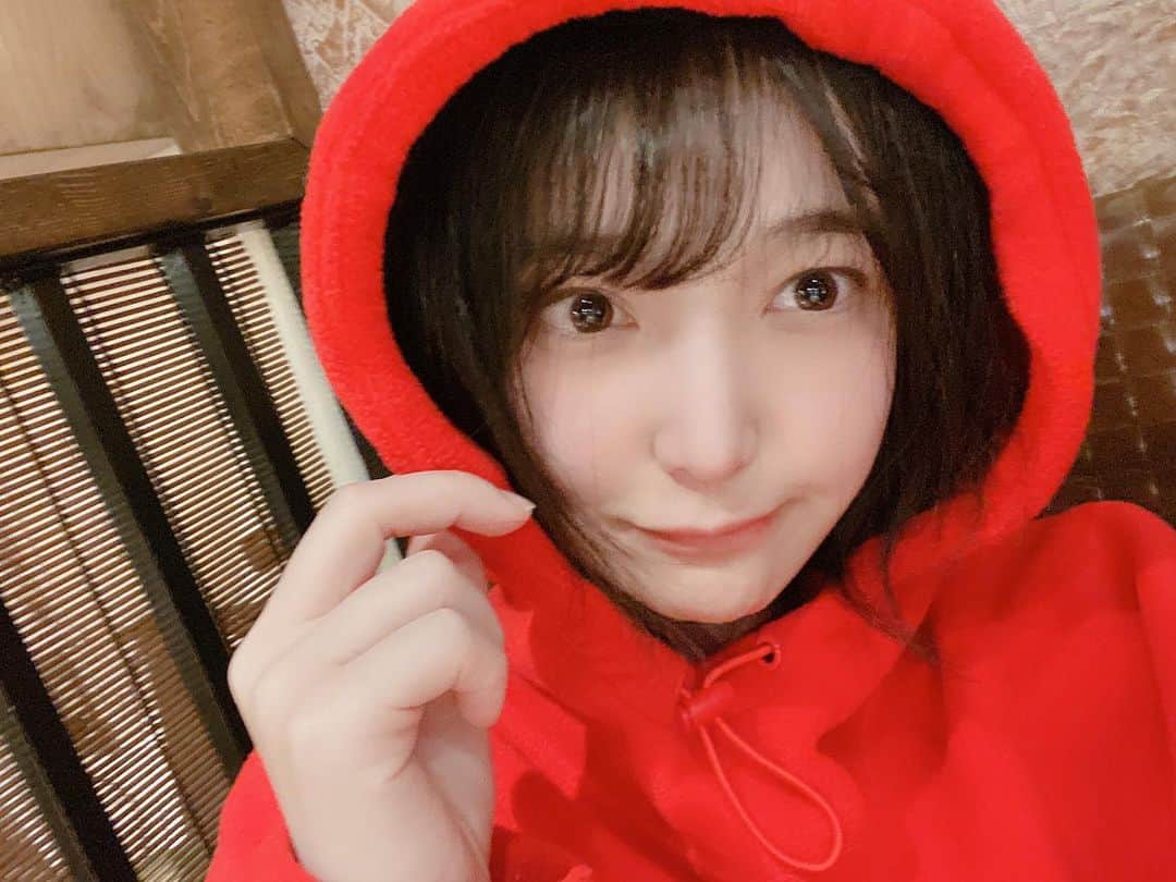 佐咲日菜のインスタグラム：「supずきん☺︎  今日は一言ショックなことを言われてわんわん泣きました。 悲しいことがあると泣いてしまいます。 数秒我慢するけど大体無理なので大泣きします。 大人だしなぁと我慢しようともしたけど、悲しかったら泣いた方が疲れたら休んだほうがきっと身体に良いように出来てると思うので私はこれからも人前で泣きます！！」