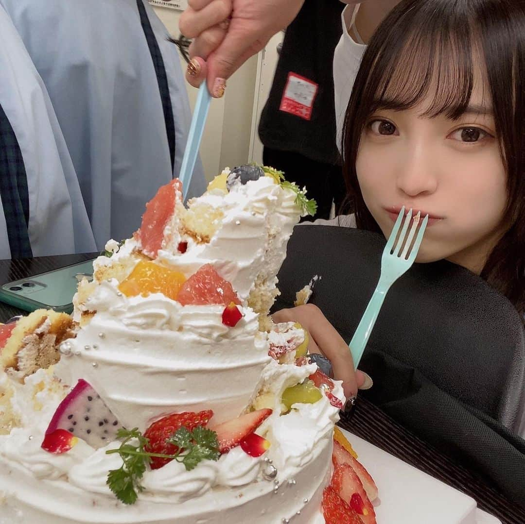 神谷樹里奈さんのインスタグラム写真 - (神谷樹里奈Instagram)「🎂  マネージャーの誕生日ケーキをマネージャーよりもたくさん食べた私達。 #elsy」2月3日 23時35分 - __oystersushi