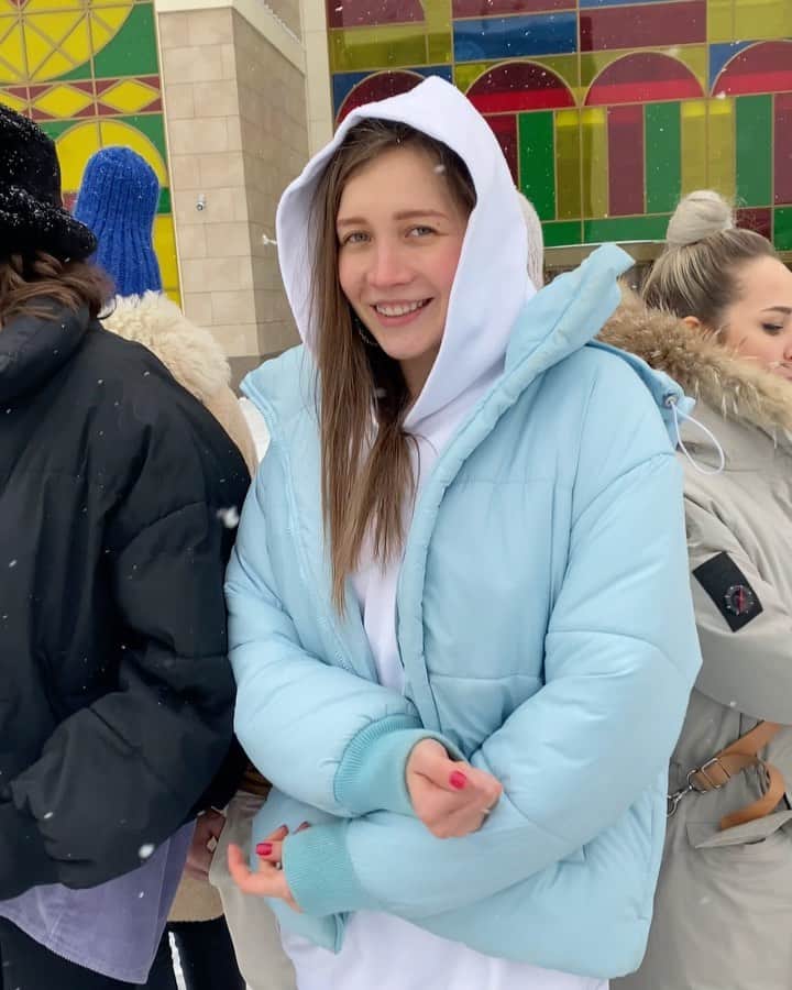 ウリアナ・ドンスコワのインスタグラム：「Понимаю, что это видео совершенно не вписывается в мой контент, но не могу им не поделиться, ибо уже третий день на него улыбаюсь😁  Побольше позитива в ленту ♥️  Или Августина 😂 #Августин #надо #в #трэнд   Мы с ребятами @ne_h0use создали свой ТикТок и вот уже больше недели, или только больше недели снимаем туда видео. И при этом очень круто проводим время вместе.  Выставлю сейчас в сторис несколько видео с нашим трэшом 🙈😅 #TikTok #будущее #instagram #длядуши」