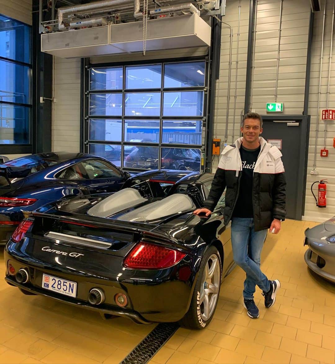 アンドレ・ロッテラーのインスタグラム：「My beast is in good hands @porsche_zentren_stuttgart  for a quick service! @porsche Carrera GT #carreragt. My favorite Porsche. Best sound ever. V10!」