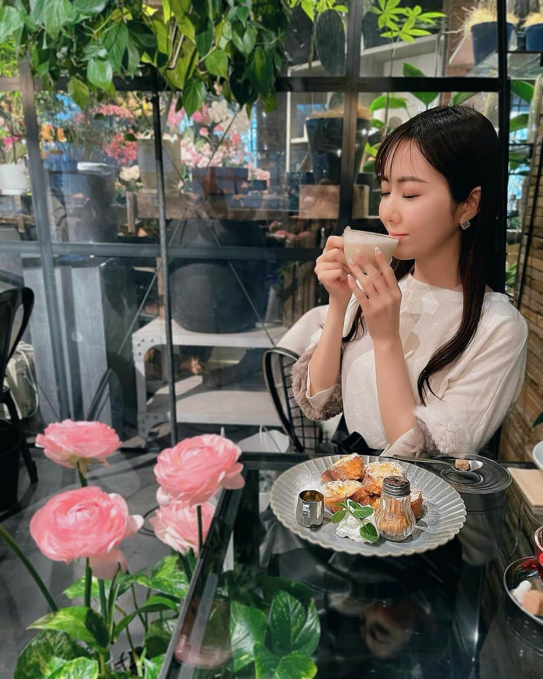 松本あゆ美のインスタグラム：「. @aoyamaflowermarket_teahouse  . #ラナンキュラス いっぱいの店内🌸 ピンクのふわふわに囲まれて幸せな時間でした。 . . #青山フラワーマーケットティーハウス  #フラワーカフェ #表参道カフェ  #気象予報士 #セントフォース #weatherforecast  #お天気お姉さんの日常」