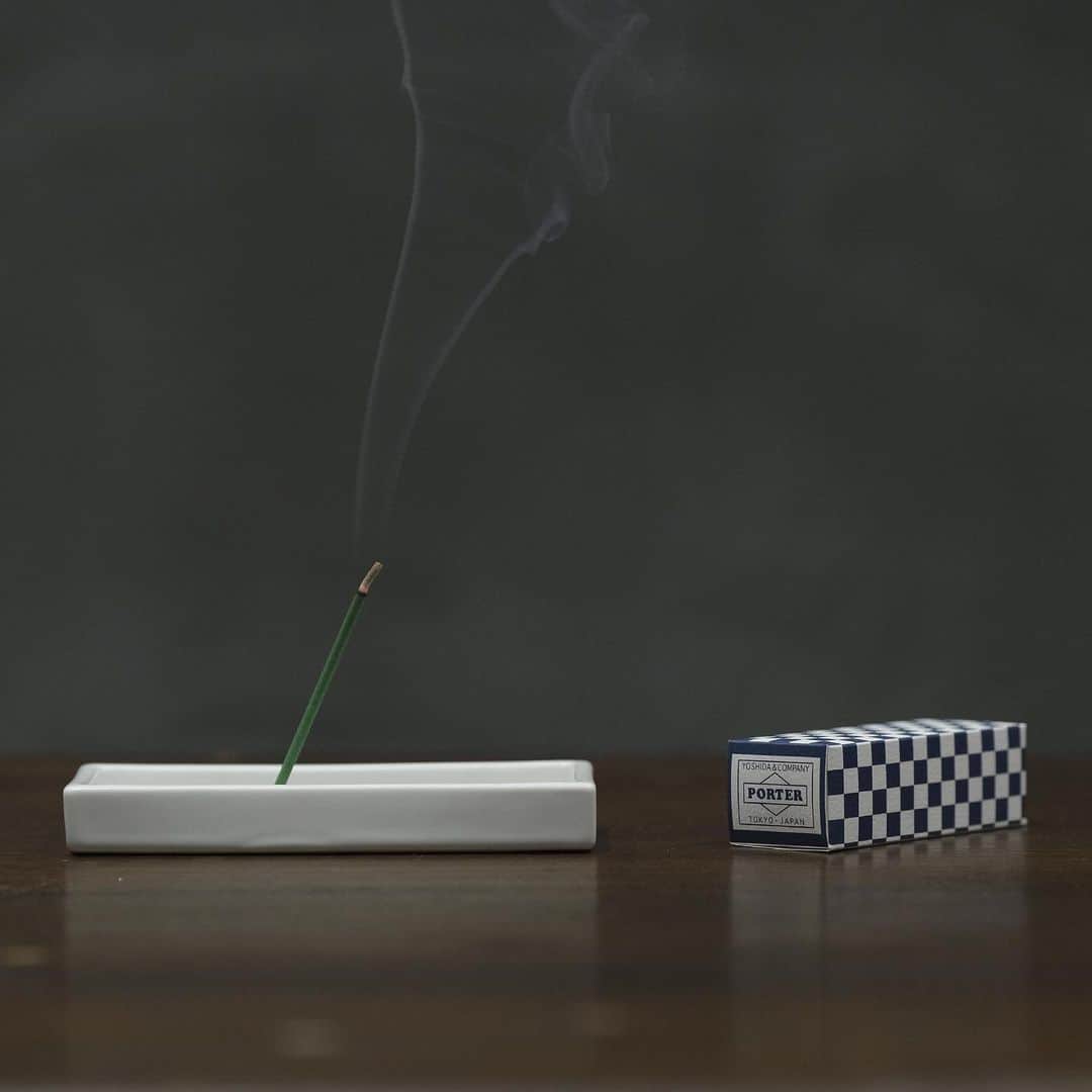 のインスタグラム：「﻿ 松栄堂 謹製 PORTER TRAVEL INCENSE KIT “京の香”を発売します。﻿ ﻿ 1705年(宝永2年)に京都で創業された香老舗「松栄堂」とのコラボレーションアイテム「松栄堂 謹製 PORTER TRAVEL INCENSE KIT “京の香”」を発売します。 ﻿  ﻿ 300年以上に渡り、香づくり一筋で歩んできた松栄堂とのスペシャルコラボレーションアイテムです。﻿ お香を焚くだけで、部屋の中にいてもまるで京の都へタイムスリップしたかのような気分を味わっていただけます。 ﻿  ﻿ PORTERオリジナルのお香は、リラックス効果や集中力を高める効能をもつ白檀の香りをベースとした「RELIEF」と、柔らかなウッディな香りにスパイシーなチャイをアクセントに加えた「REPOSE」の2種類です。心を落ち着かせたい時やリフレッシュしたい時など、シーンや気分に合わせて香りをお楽しみいただけます。﻿ 香立は銀製で製作しており、香りを引き立たせるシンプルで愛らしい「松」をモチーフにした上品なアイテムです。PORTERオリジナル磁器製香皿とあわせてお楽しみください。﻿ 上質な桐箱が付属し、ギフトとしてもおすすめです。﻿ ﻿ 松栄堂 謹製 PORTER TRAVEL INCENSE KIT “京の香”﻿ ¥9,000＋tax﻿ ﻿ 発売日：2月10日（水）﻿ ※吉田カバンオフィシャルオンラインストアはPM12:00から発売します。﻿ ﻿ こちらのアイテムは、PORTER flagship store、PORTER STAND、PORTER EXCHANGE、KURA CHIKA by PORTER、POTR、PORTER KOREA、オフィシャルオンラインストア、のみでの限定発売です。﻿ ﻿ #yoshidakaban #porter #luggagelabel #porteryoshida #madeinjapan #japan #porterflagshipstore #porterstand #porterexchage #kurachikabyporter #potr #shoyeido #incense #sandalwood #chai #relax #松栄堂 #香 #お香 #吉田カバン #ポーター #日本製  #一針入魂 ﻿ ﻿」