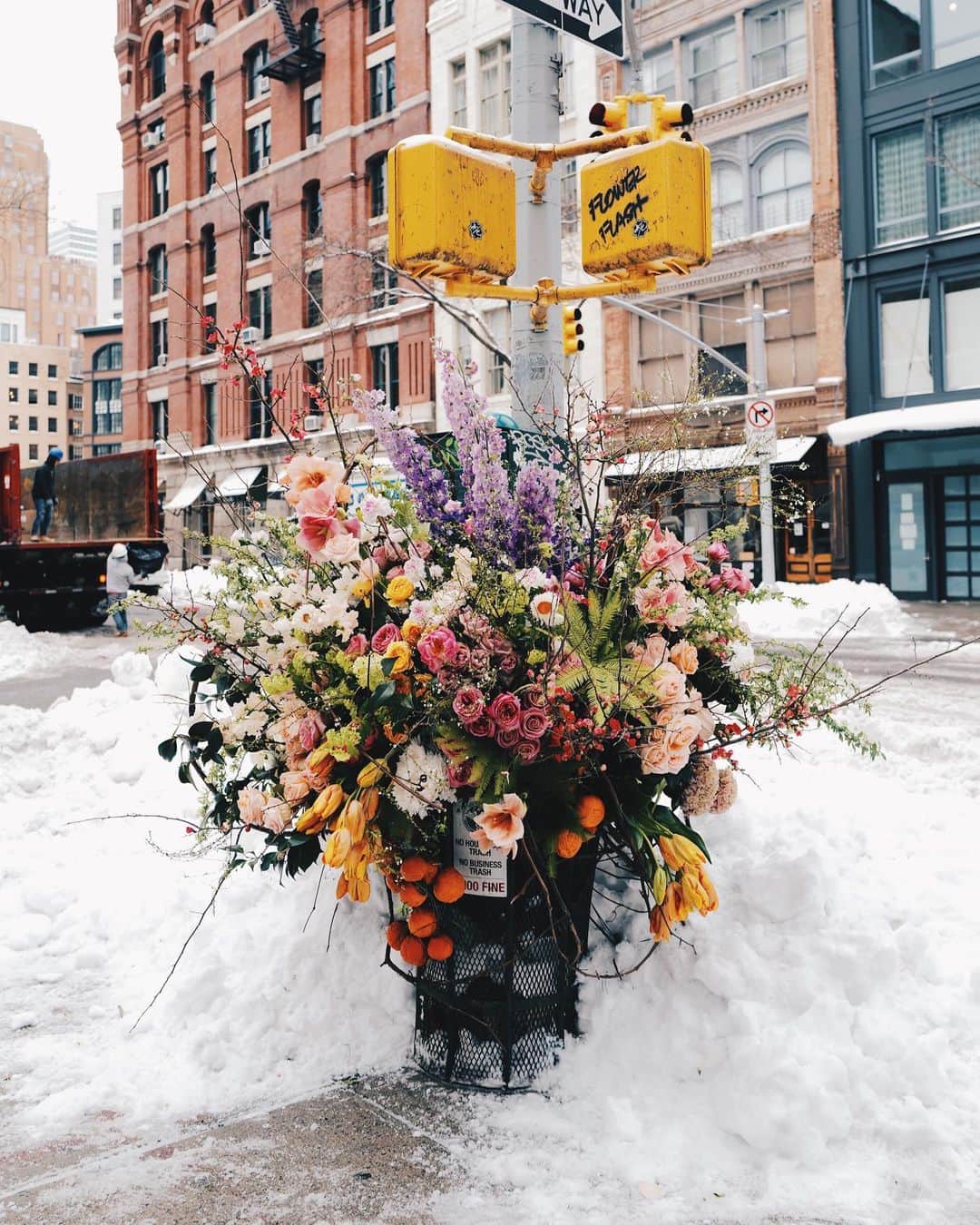 のインスタグラム：「Flower Flash 🌺 Getting in the mood for tomorrow's Todd Snyder x John Derian launch. Stop by W. Broadway & White St, in front of the Liquor Store and snap a pic of the Flower Flash by @lewismillerdesign 🗓 The collection drops tomorrow, Feb. 4, at 11am online and in store ⬆️Tap the bio link to sign up for early access ⬆️ #FlowerFlash #ToddSnyder #flowersfornewyork #lmdxnyc  #IloveNY @flowerflashnyc 📷@therealgemmanoakes」